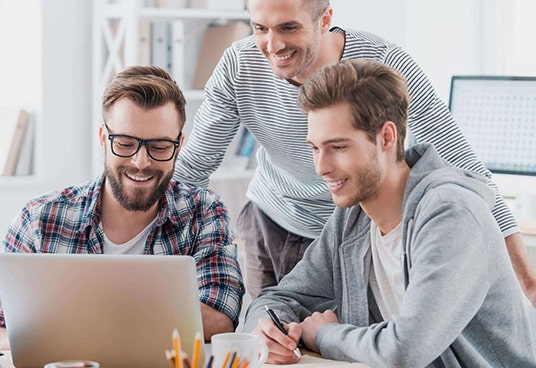 جلسه مدیر شرکت در رشت با کارشناسان گروه محاسبین مالی فراسوی دانش